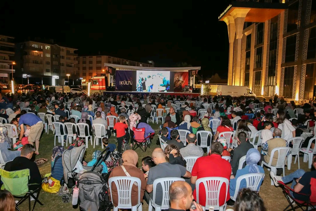 Kütahya'da açık hava sinema etkinliği devam ediyor 